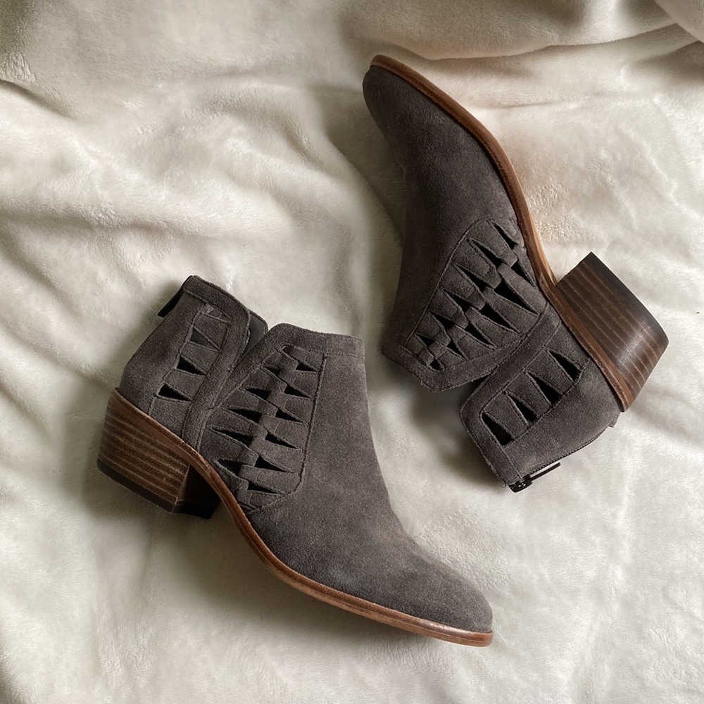 Vince Camuto Peera cutout bootie. Gray women size 7